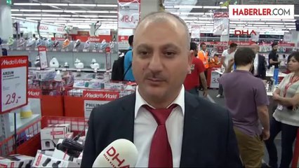 İndirimli Ürünler İçin Uzun Kuyruklar Oluştu