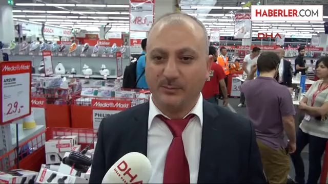 İndirimli Ürünler İçin Uzun Kuyruklar Oluştu