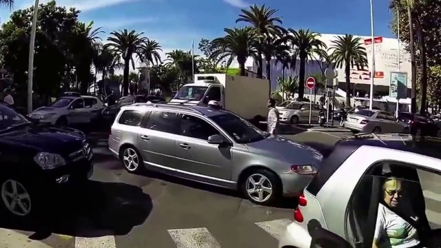 Menacer un gars avec un pistolet, devant les flics! Road rage débile!