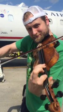 US Airways interdit à ces musiciens de prendre leurs violons, ils vont donc jouer dans l'aéroport!