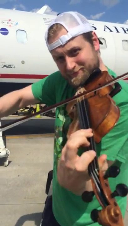 US Airways interdit à ces musiciens de prendre leurs violons, ils vont donc jouer dans l'aéroport!