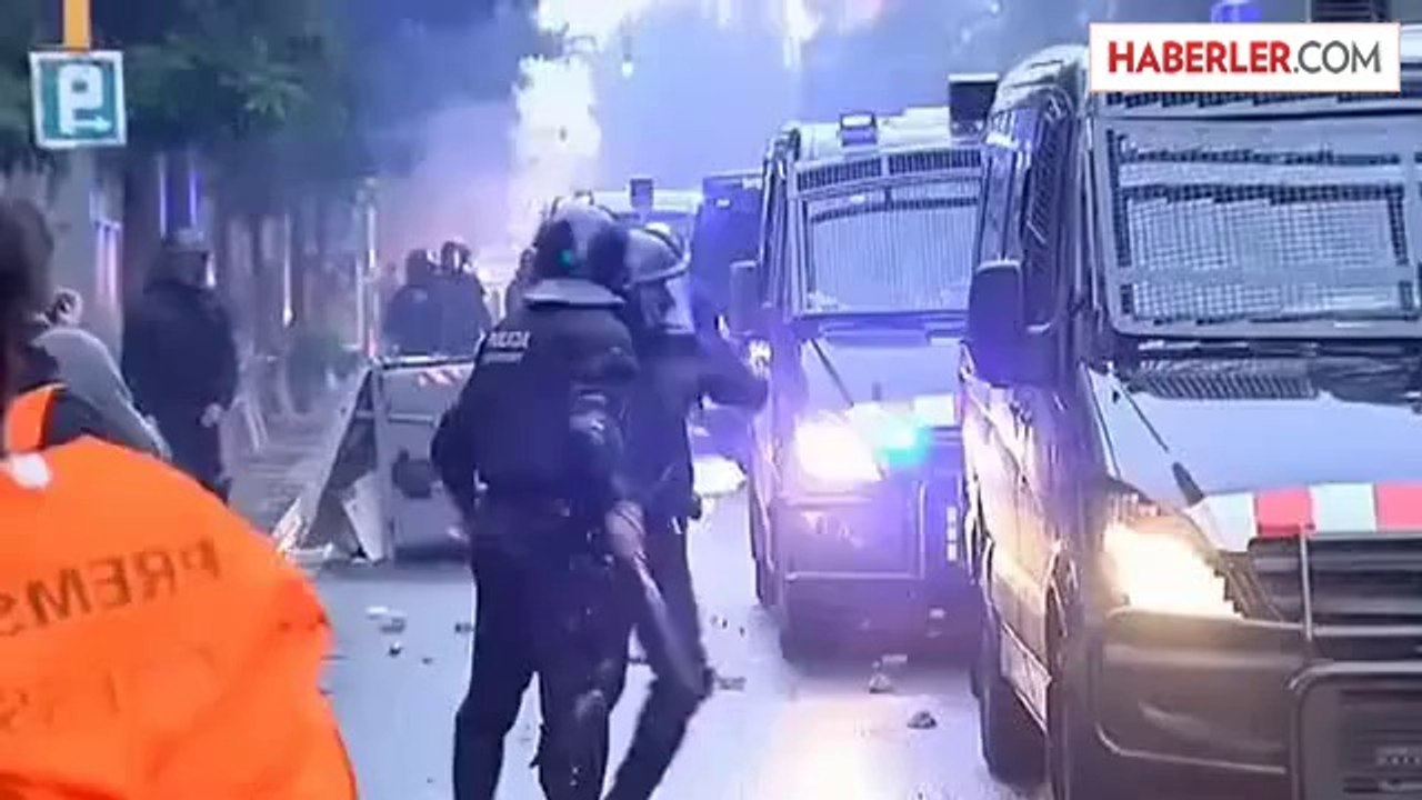 Barcelona'da Polisle Gençler Arasındaki Çatışmalar Devam Ediyor