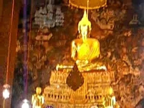 Video Prière dans un temple à Bangkok