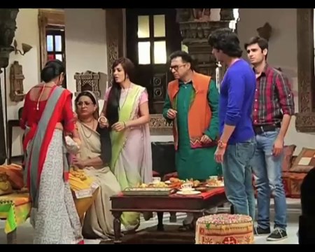 Saraswatichandra Desai family tries to convince Kabir for marriage