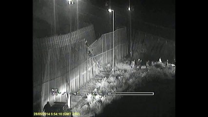 Imigrantes derrubam cerca e invadem Melilla