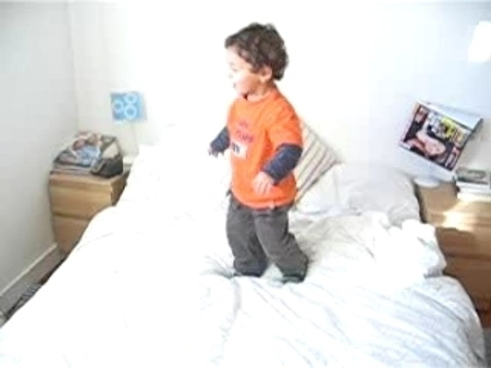Samy fait du trampoline