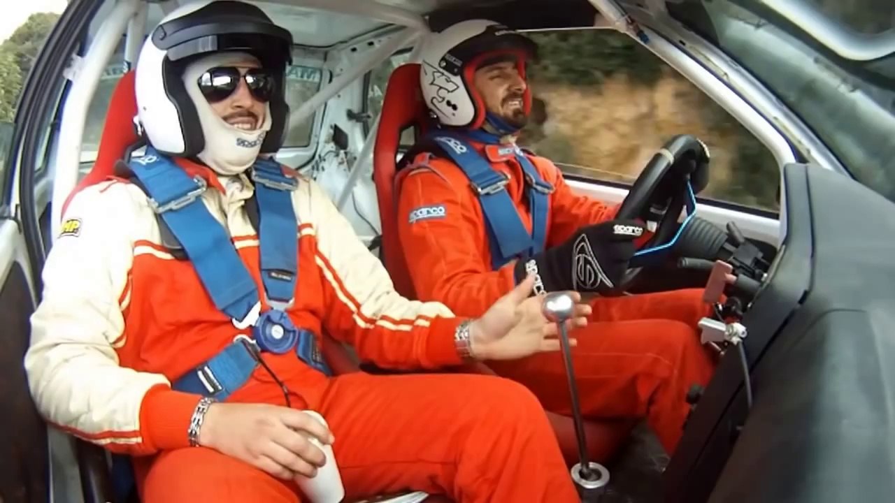 Le co-pilote se boit un café pendant un Rallye