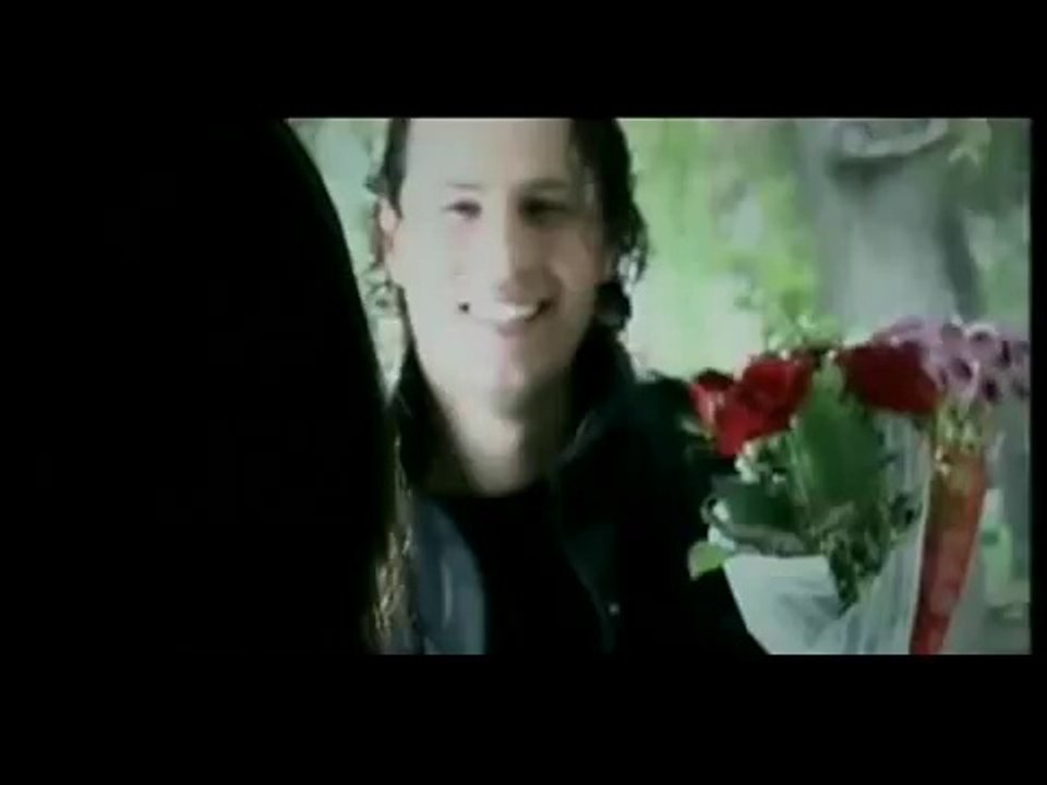 Kızıl, Mavi (Ebru Gündeş)