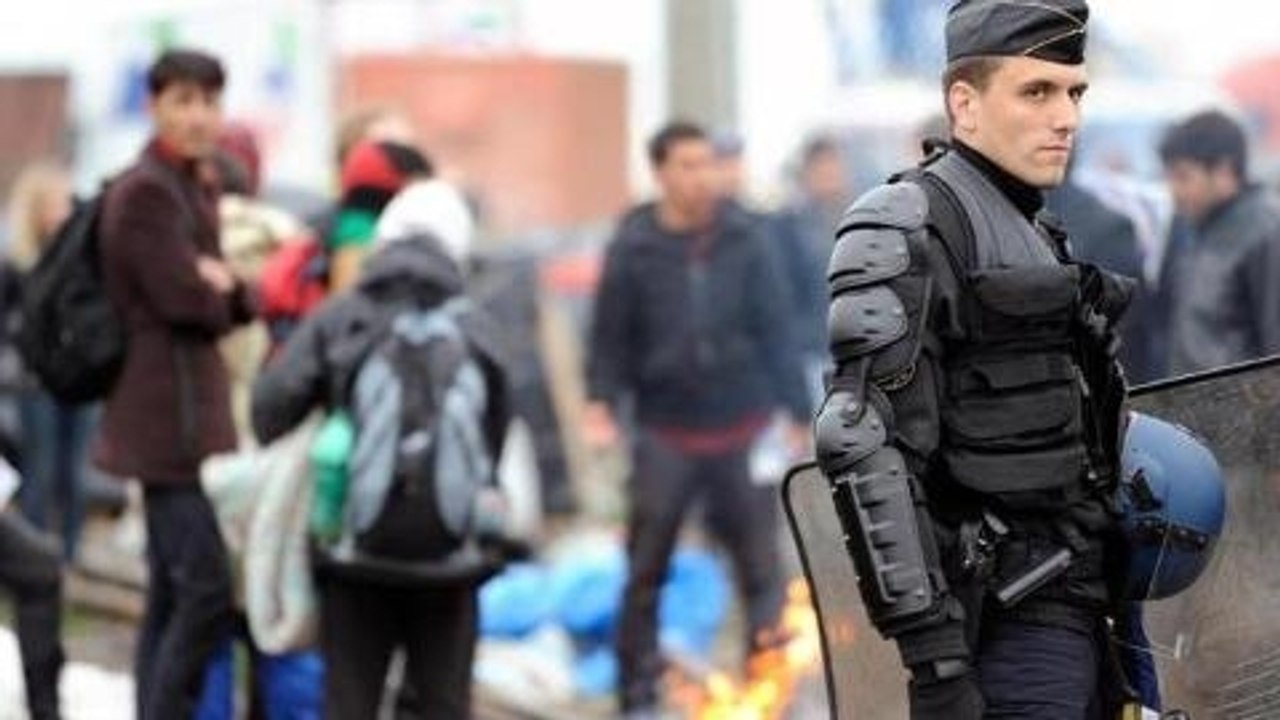 France expels migrants from Calais camps