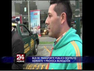 Bus de transporte públicos destruyó hidrante y provocó inundación en San Isidro