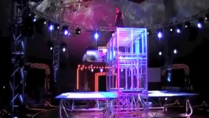 Trambolinde Zıplamaya Farklı Boyut Kazandıran Adam