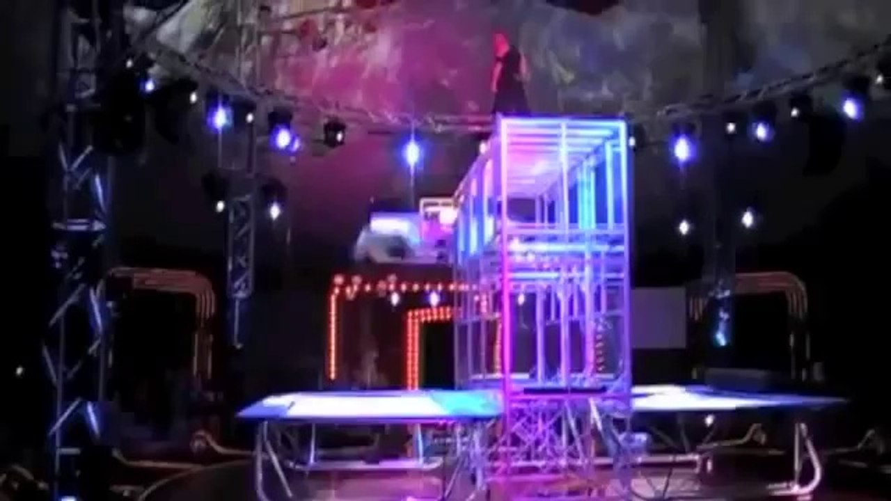 Trambolinde Zıplamaya Farklı Boyut Kazandıran Adam