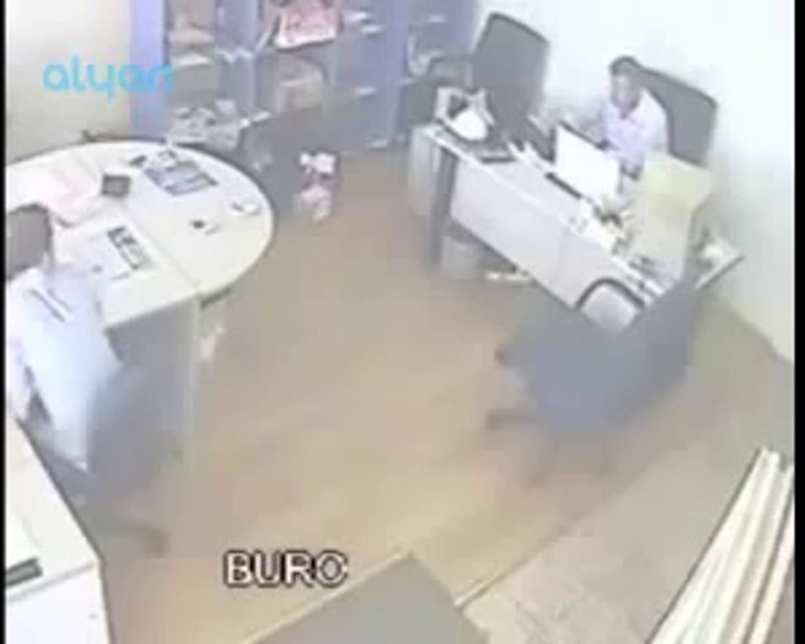 Ofisin İçine Dalan Adam