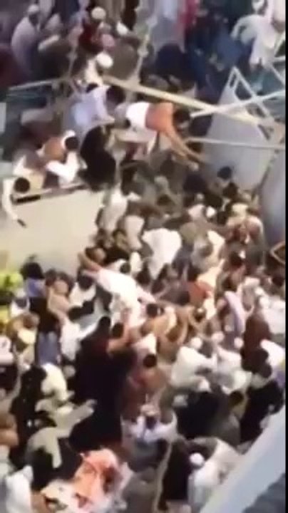 Kâbe’de Tavaf Köprüsü İzdihamı #أردنـ - سقوط معتمرين من الدور2 في الحرم بسبب إغلاقه لأجل موكب الأمير