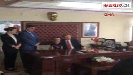 Küçük Kız Başbakan Erdoğan'a Şiir Okudu