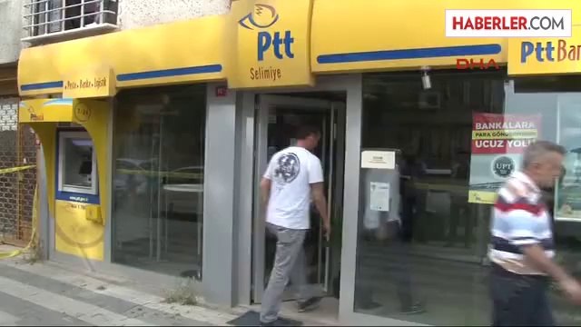 Üsküdar'da PTT Şubesine Giren Silahlı Bir Kişi, Gişedeki Görevliyi Silahla Tehdit Ederek Kasadaki...