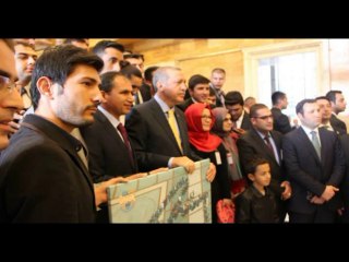 UŞAKLI GENÇLER BAŞBAKAN'A İMZASI OLAN TABLOYU HEDİYE ETTİ