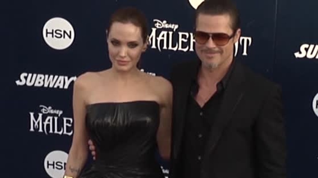 Brad Pitt wird auf dem roten Teppich angegriffen