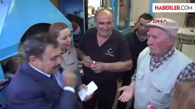 Bakan Eroğlu Girdiği Berber Dükkanında Bir Çocuğu Tıraş Etti