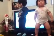 Un bébé coréen danse