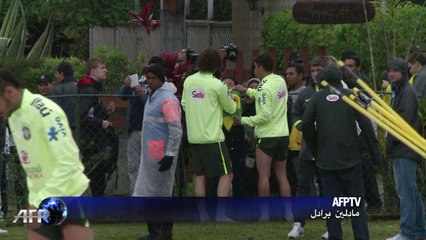 لاعبو المنتخب البرازيلي يمارسون رياضة "فوت فولي" على الشاطئ