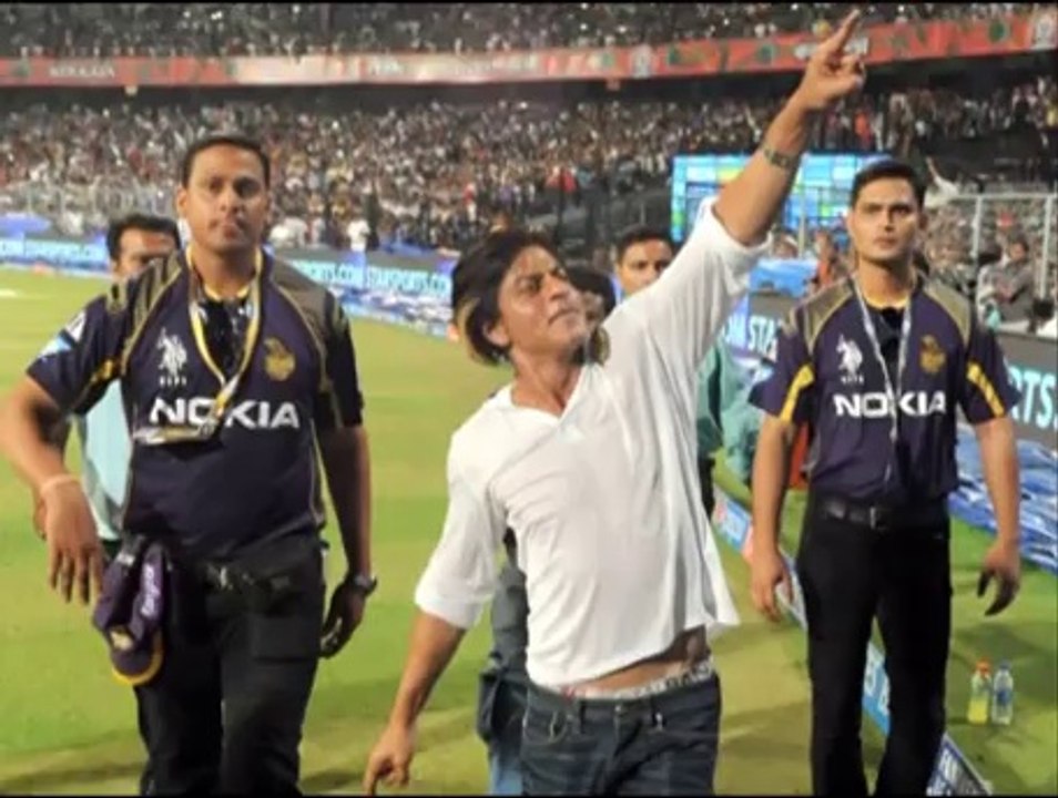 IPL 7: SRK hugged Preity Zinta on field - IANS India Videos