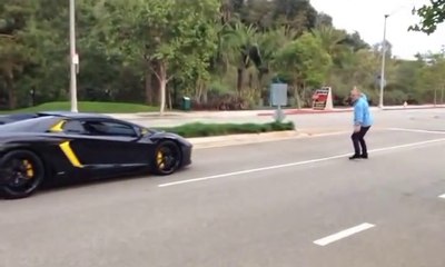 Un homme jaloux jette une pierre sur une Lamborghini Aventador