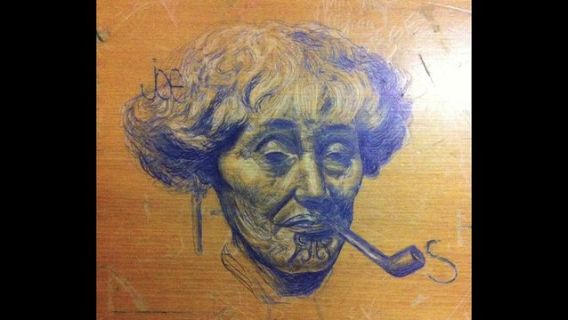 Il dessine de véritables œuvres d'art sur sa table de cours
