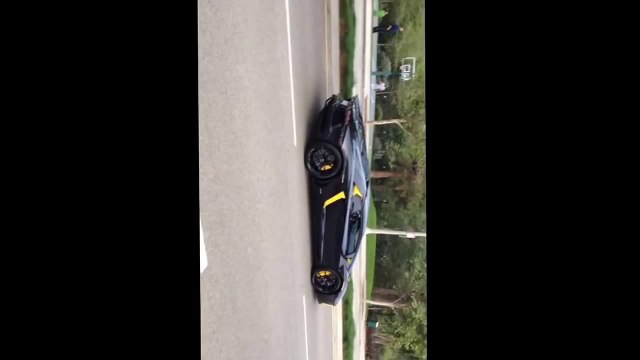 Jeter des pierres sur une Lamborghini Aventador!