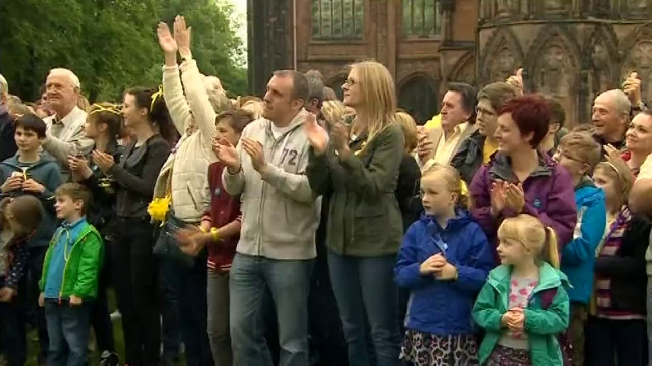 Mourners remember Stephen Sutton with "thumbs up"