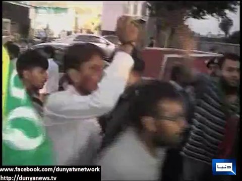 Dunya News - Multan: PML-N workers retreat after being outnumbered by PTI protesters