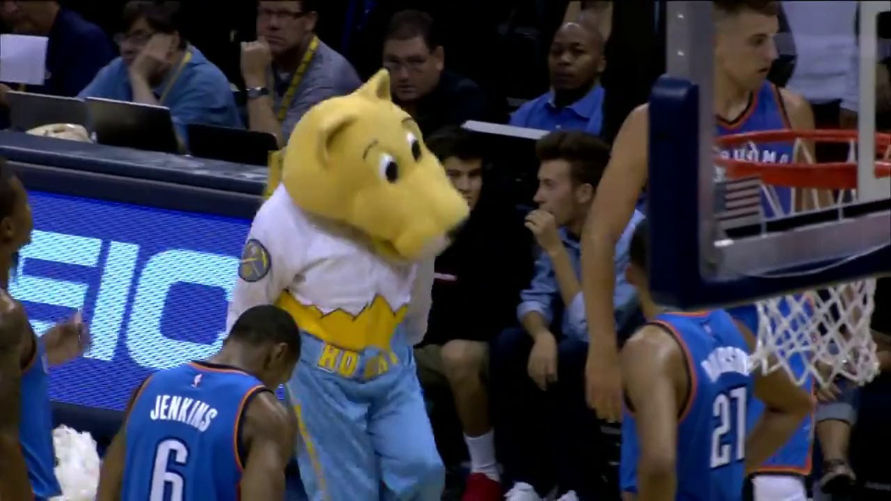 La mascotte des Denvers met un panier du milieu de terrain sans regarder!