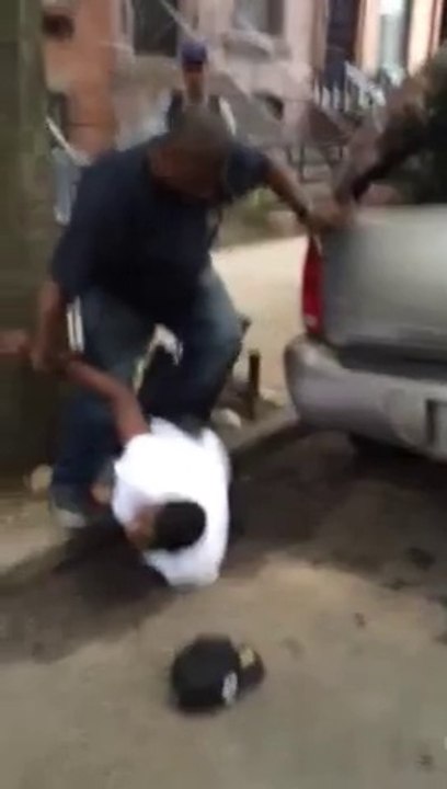 Arrestation violente à brooklyn : un Policier de la NYPD met un ado au sol