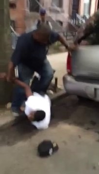 Arrestation violente à brooklyn : un Policier de la NYPD met un ado au sol