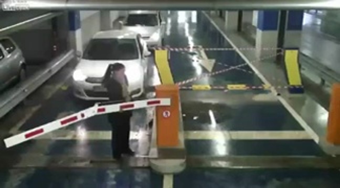 Une femme qui defonce une barrière