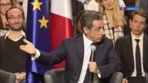 Sur scène, Nicolas Sarkozy fait son show