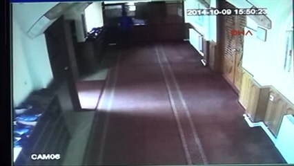 Camide Hırsızlık Anı Güvenlik Kamerasına Yansıdı