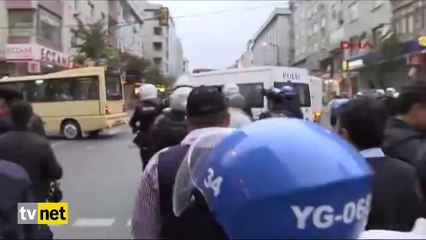 Türküm, Ülkücüyüm Allahuekber,..Ekip Otosu Camını KIran Adam