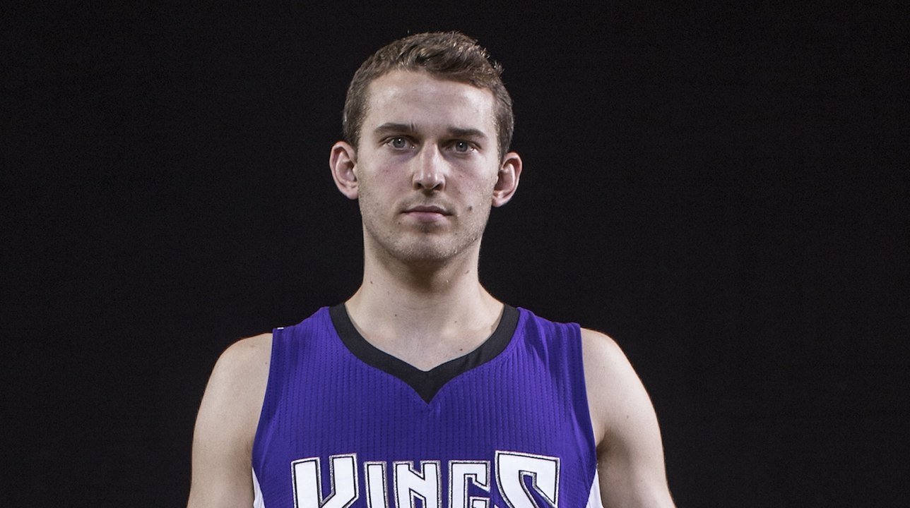 DeMarcus Cousins Catches Kings Rookie Nik Stauskas Taking Pic of His Money