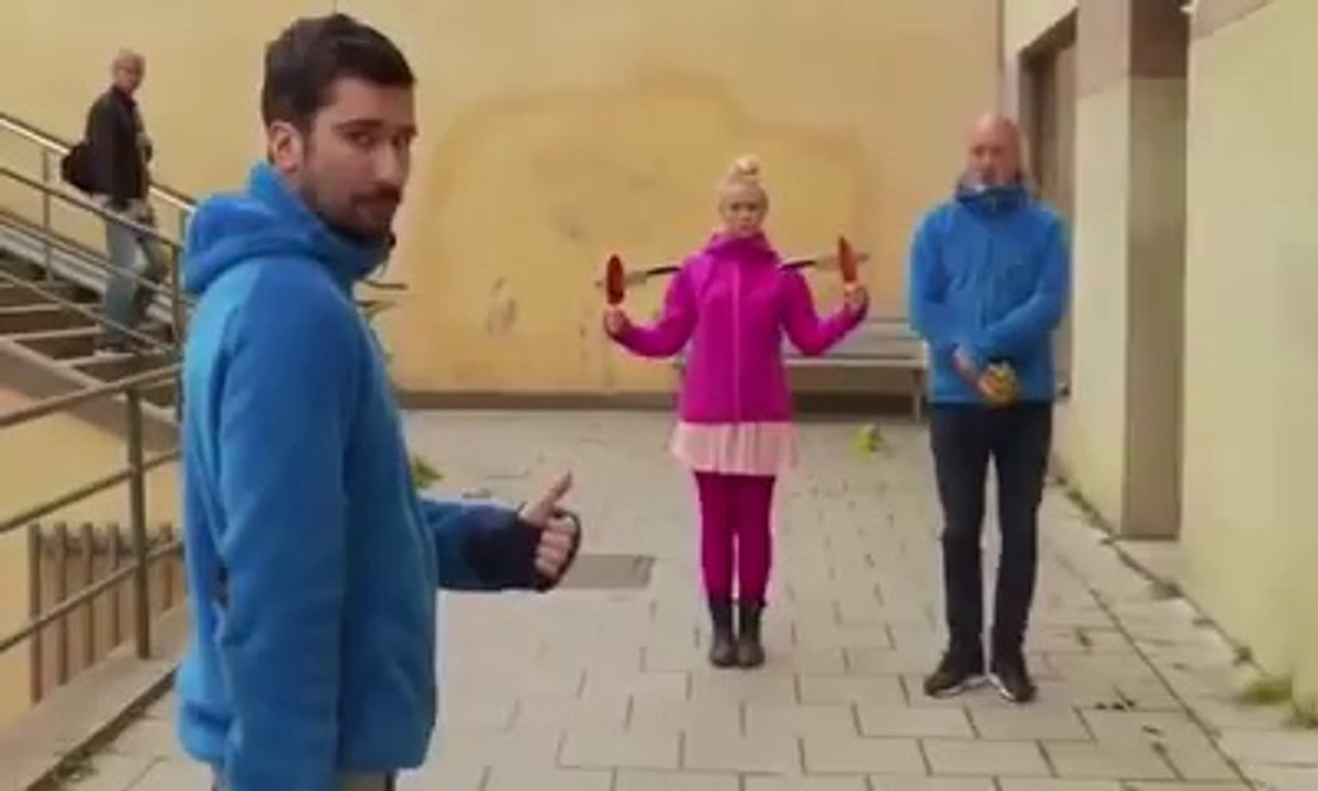 Performance dangereuse avec des couteaux et des raquettes de ping pong