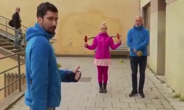 Performance dangereuse avec des couteaux et des raquettes de ping pong