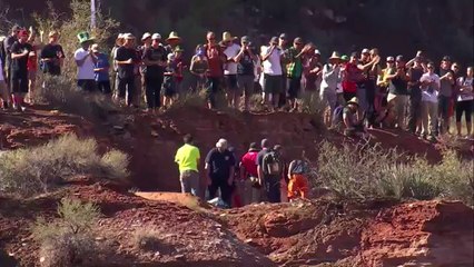 Un front flip au-dessus d'un canyon