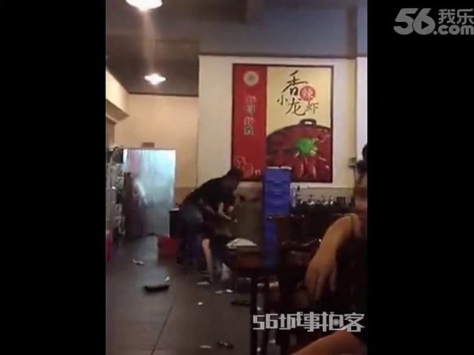 Des filles se battent: le petit ami de l'une d'elles va faire le ménage