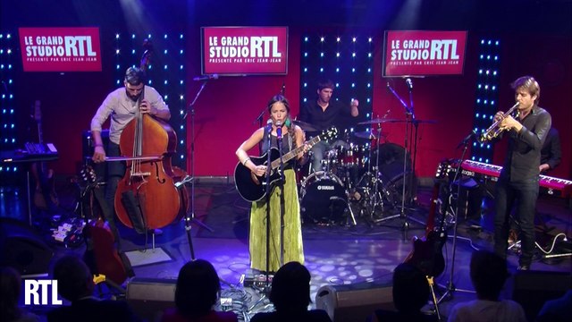 Natalia Doco interprète « Pez y mismo » en live dans le Grand Studio RTL présenté par Eric Jean-Jean.