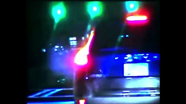 La police arrête une voiture et se fait tirer cinq fois dessus