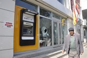 Bitlis'te Banka Şubeleri Kırılan Camların Yerine Duvar Örüyor