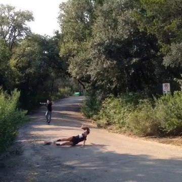 Grosse gamelle et Violent faceplant d'une fille en longboard