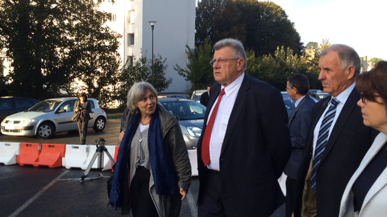 Christian Eckert visite le centre des impôts in...