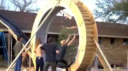 Ils inventent le toboggan looping !