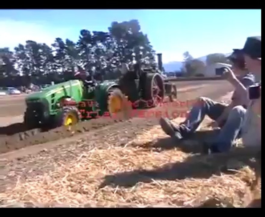 YENİ TRAKTÖRLE ESKİ TRAKTÖRÜN HALAT YARIŞI